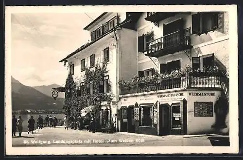 AK St. Wolfgang, Landungsplatz mit Hotel Zum Weissen Rössl