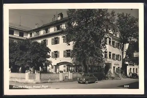 AK Reutte, Hotel Post mit Garten-Cafe