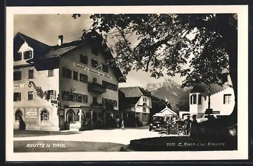 AK Reutte, Strassenpartie mit Gasthof & Brauerei zum Hirsch