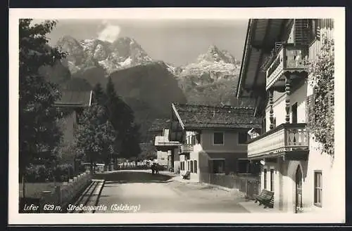 AK Lofer, Strassenpartie mit Bergpanorama