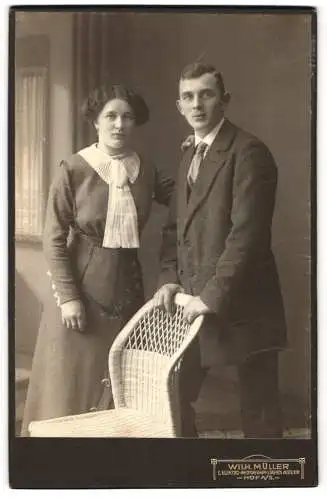 Fotografie Wilhelm Müller, Hof, gegenüber dem Rathaus, Porträt eines eleganten Paares mit einem Stuhl