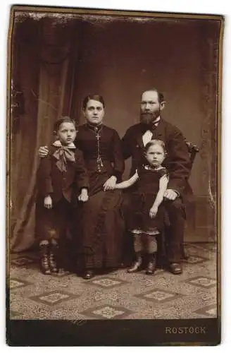 Fotografie George Hornemann, Rostock, Blücher-Strasse 13, Familienportrait mit Eltern und zwei Kindern