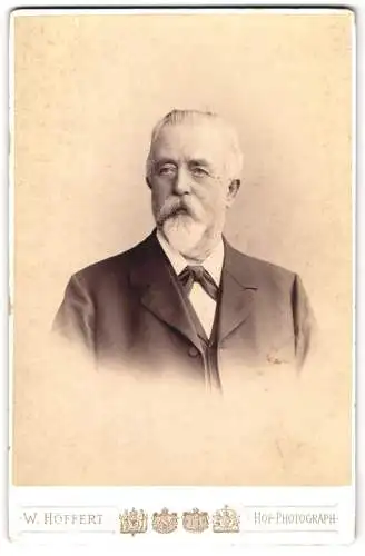 Fotografie W. Höffert, Berlin, Unter den Linden 24, Portrait eines älteren Herrn mit Bart