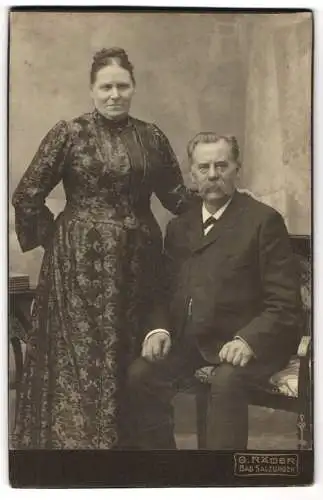 Fotografie G. Räder, Bad Salzungen, Paar-Portrait Mann sitzt, Frau steht, formelle Kleidung