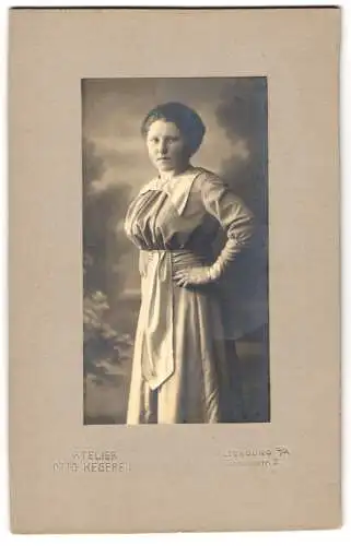 Fotografie Otto Kegebein, Altenburg, Sporenstr. 2, Junge Frau in elegantem Kleid