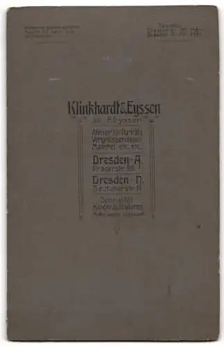 Fotografie Klinkhardt & Eyssen, Dresden-A., Pragerstr. 26, Vierköpfige Familie in traditioneller Kleidung