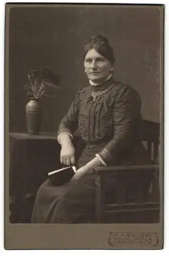 Fotografie H. Mehlert, Neumünster, Grossflecken 49, Porträt einer Dame mit Buch