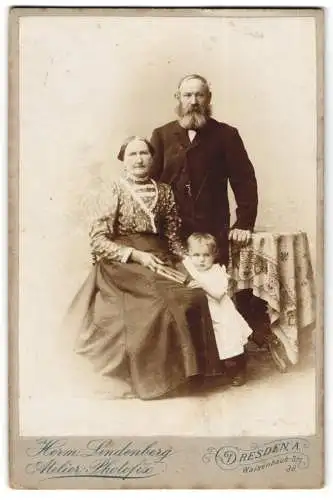 Fotografie Herm. Lindenberg, Dresden, Waisenhausstr. 38, Familienportrait mit älterem Paar und Kind