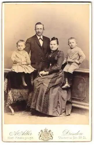 Fotografie A. Adler, Dresden, Victoria-Strasse 21, Familienportrait mit zwei Kindern