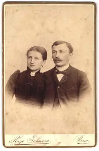 Fotografie Hugo Schverg, Pirna, Paarportrait in Sonntagsbekleidung