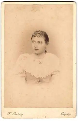 Fotografie F. Ludvig, Leipzig, Reichsstrasse 20, Portrait einer jungen Frau