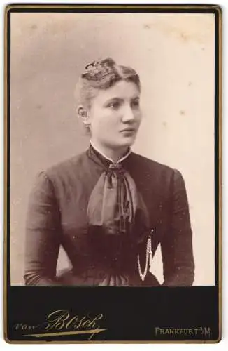 Fotografie Otto van Bosch, Frankfurt a.M., Kaiserstrasse 6, Portrait einer jungen Frau im dunklen Kleid