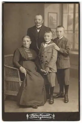 Fotografie Atelier Hauschild, Zittau i/S., Reichenbergerstr. 28, Familienporträt mit zwei Jungen