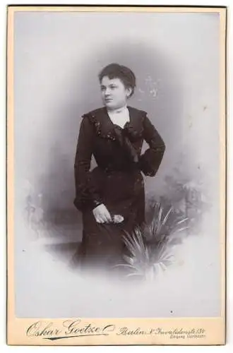 Fotografie Oskar Goetze, Berlin, Invalidenstrasse 134, Frau in elegantem Kleid