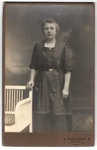 Fotografie Georg Brems, Bremen, Landwehrstrasse 140, Porträt einer Frau in dunklem Kleid