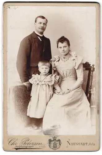 Fotografie Chr. Petersen, Neustadt / Orla, Schillerstrasse, Porträt einer Familie