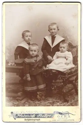 Fotografie Heinrich Festge, Gera, Ecke der Humboldtstrasse, Vier Kinder in Matrosenanzügen und einem weissen Kleid