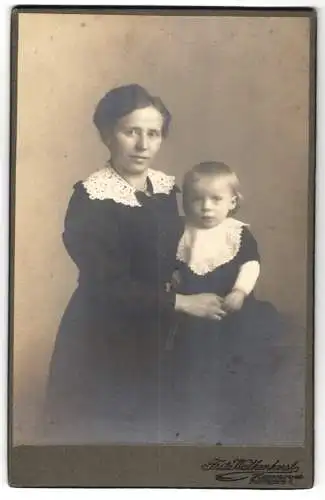 Fotografie Fritz Walkenhorst, Hannover, Goettheplatz 7, Porträt einer Frau mit Kind