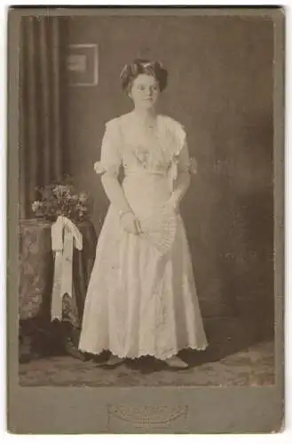 Fotografie Taggeselle & Ranft, Dresden, Augsburgerstrasse 9, Junge Frau in einem eleganten Kleid mit Fächer