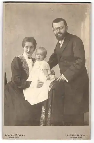 Fotografie Adolph Richter, Leipzig-Lindenau, Merseburger Str. 61, Familienporträt mit Baby im Taufkleid