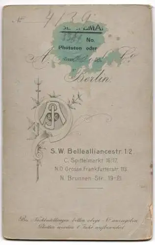 Fotografie A. Jandorf & Co., Berlin, S.W. Bellealliancestr. 1 /2, Dame mit Blumengebinde