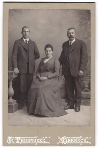 Fotografie Atelier Thurnheer, Berneck, Drei Personen in festlicher Kleidung