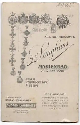 Fotografie J.F. Langhans, Marienbad, Villa Langhans, Porträt eines eleganten Mannes mit Brille