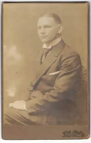 Fotografie Wilh. Müller, Nordseebad Wyk auf Föhr, Sandwall, Porträt eines jungen Mannes im Anzug