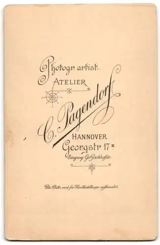 Fotografie C. Pagendorf, Hannover, Georgstr. 17, Stehendes Paar in formeller Kleidung