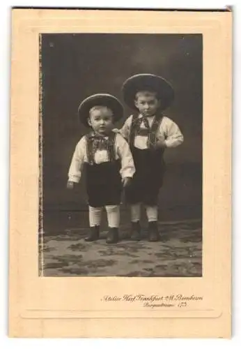 Fotografie Atelier Herf, Frankfurt-Bornheim, Bergerstrasse 17, Zwei Kinder in traditioneller Kleidung