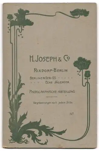 Fotografie H. Joseph & Co, Rixdorf, Berliner-Str. 55, Porträt eines Jungen in adretter Kleidung