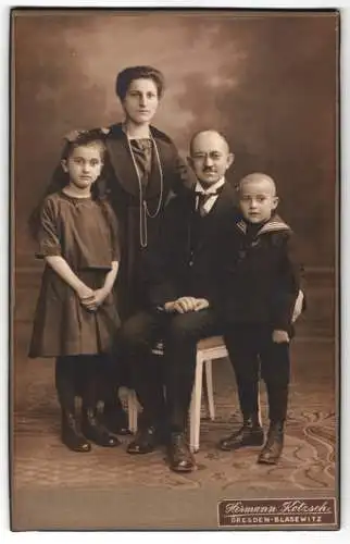 Fotografie Hermann Kotzsch, Dresden-Blasewitz, [Porträt einer Familie mit zwei Kindern]