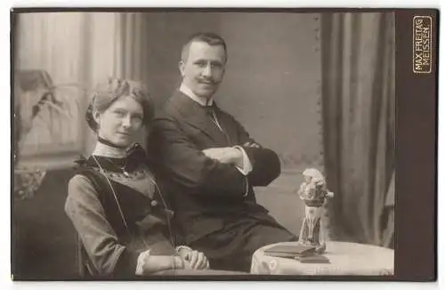 Fotografie Max Freitag, Meissen, Rothe Stufen 3, Paarportrait an einem Tisch sitzend