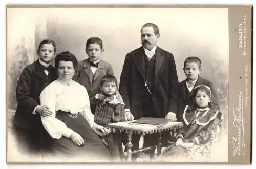 Fotografie Richard Kasbaum, Berlin, Friedrich-Str. 125, eine Familie bei einem Tisch