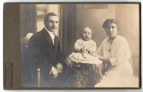 Fotografie H. Wolters, Hannover, Wichmannstr. 27, Familienportrait mit Kleinkind