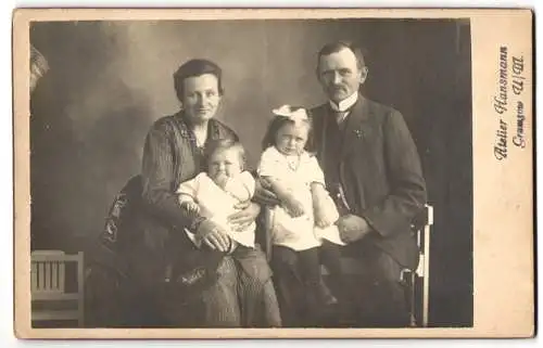 Fotografie Atelier Hansmann, Granzow, Familienportrait mit zwei kleinen Kindern