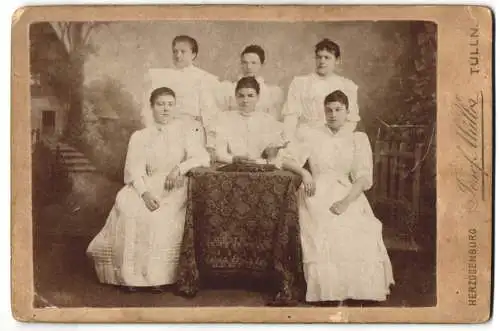 Fotografie Josef Müller, Herzogenburg, Tulln, Gruppenporträt von fünf Frauen in weissen Kleidern