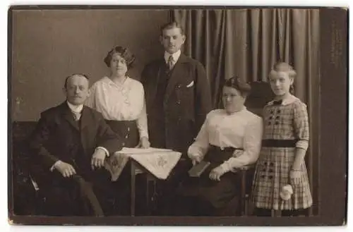 Fotografie Rud. Rosenkranz, Mügeln, Königsstrasse 32, Gruppenporträt einer Familie