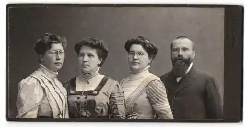 Fotografie C. Pflanz, Linz, Porträt von vier Personen