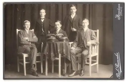 Fotografie Paul Rummler, Arendsee, Fünf junge Männer in Anzügen um einen Tisch gruppiert