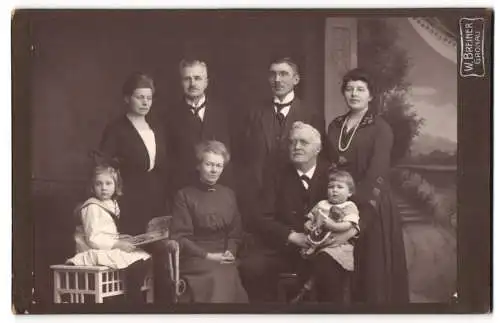 Fotografie W. Breiner, Gronau, Kabinett Fotografie einer Familie in adretter Kleidung