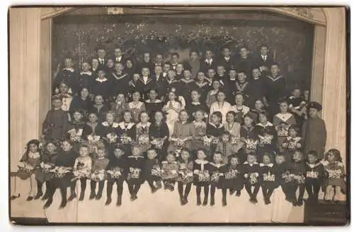 Fotografie Max Scheinfuss, Reichenbach i.V., Bahnhofstr. No. 16, Gruppenfoto von Kindern und Erwachsenen