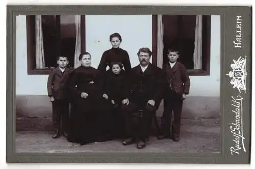 Fotografie Rudolf Schandalik, Hallein, Karolinenplatz 231, Porträt einer Familie vor einem Fenster