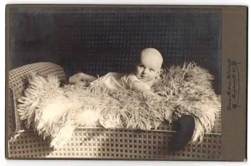 Fotografie Bruno Mattner, Wilsdruff, Meissenerstr. 43, Baby auf einer Couch liegend