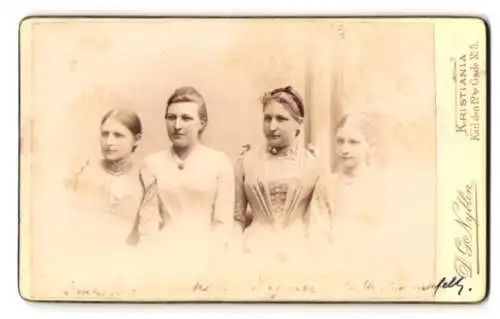 Fotografie D.G. Nyblin, Kristiania, Karl den 12te Gade No. 5, Porträt von vier Frauen