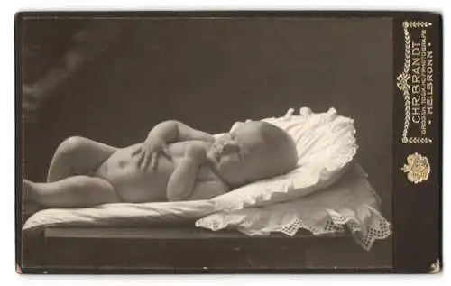 Fotografie Christoph Brandt, Heilbronn, Clarastrasse 2, liegendes Baby auf Kissen