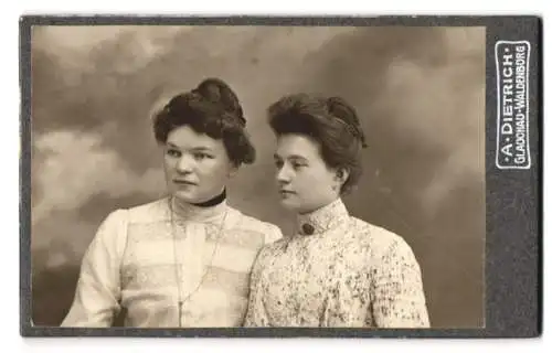 Fotografie Alvin Dietrich, Glauchau, Leipziger Strasse, Zwei Frauen in eleganter Kleidung