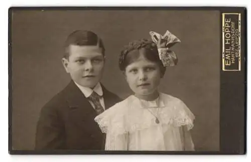 Fotografie Emil Hoppe, Hartmannsdorf / Bezirk Leipzig, Porträt eines Jungen und eines Mädchens