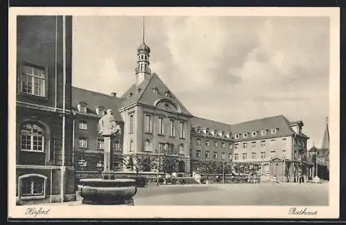 AK Herford, Rathaus und Marktplatz mit Brunnen