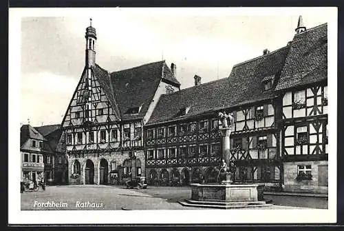 AK Forchheim / Oberfranken, Rathaus mit Kriegerbrunnen-Denkmal